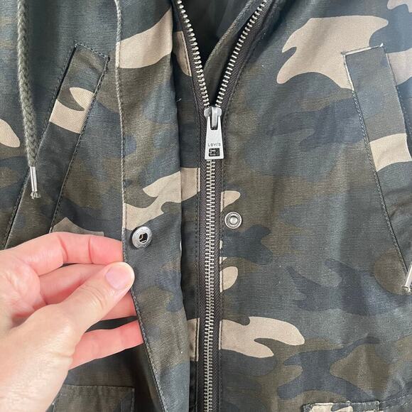 Levi's Women's Camouflage Hooded Utility Jacket Size S. NEW. - Picture 6 of 12
